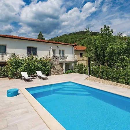 Semesterbostad Lovely In With Outdoor Swimming Pool